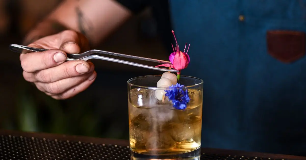 Comment réaliser des cocktails créatifs avec des fleurs