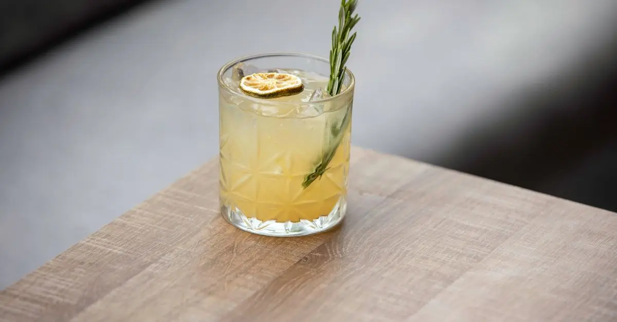 Les cocktails créatifs à base de fleurs : recettes et inspirations