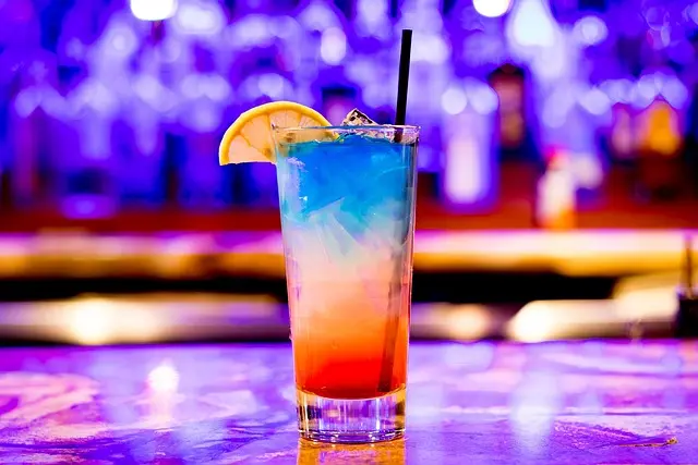 10 Cocktails Créatifs à Tester pour Surprendre Vos Invités