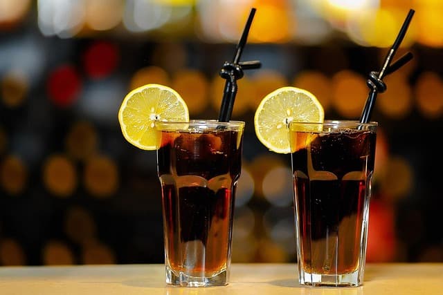 Cocktails créatifs à la fleur de sureau : des recettes délicates